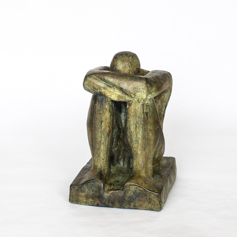 Escultura hombre sentado